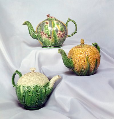 Trois théières Wedgwood à glaçure colorée, vers 1740 - English School